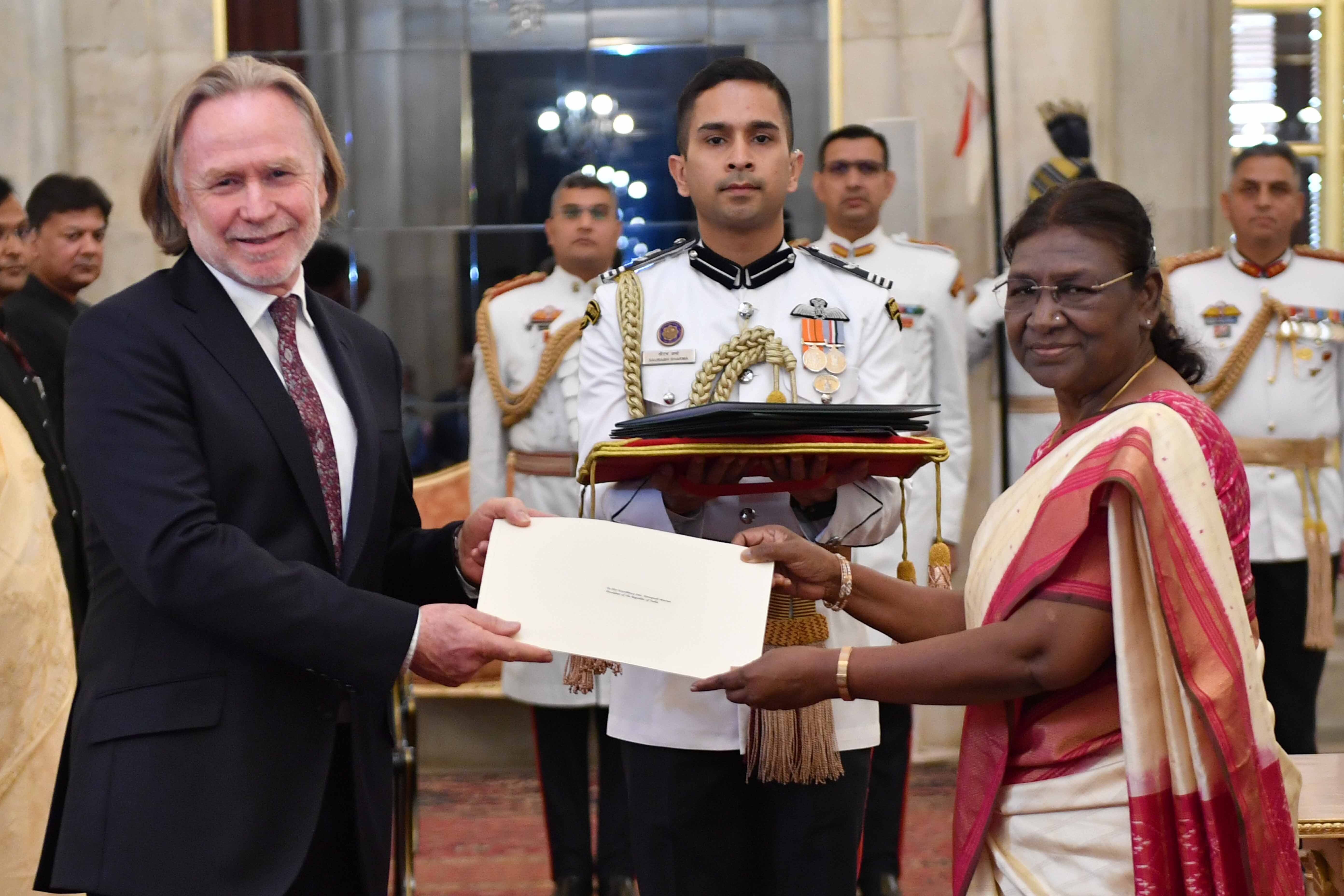 High Commissioner Philip Green OAM presenting his credentials to H.E. Smt. Droupadi Murmu ji